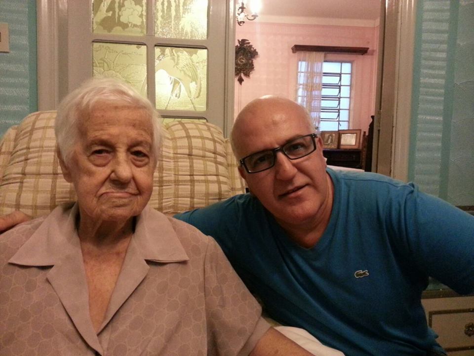 Maria Deolinda com o filho, o médico pediatra Luís Fernando Peixe (Foto: Reprodução Facebook)